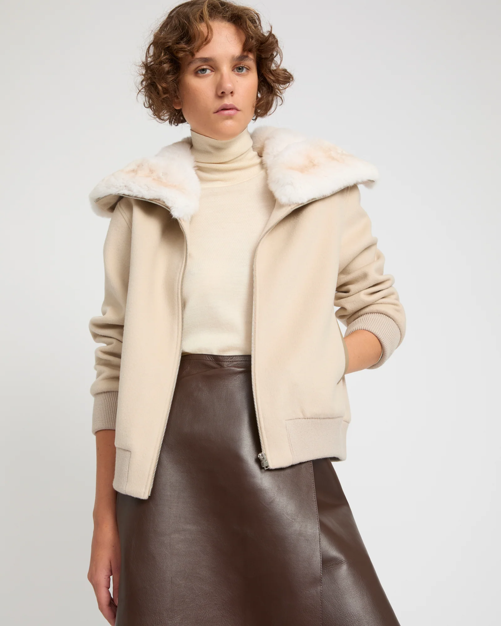 Blouson court en lainage cachemire et col amovible en fourrure de chinchilla