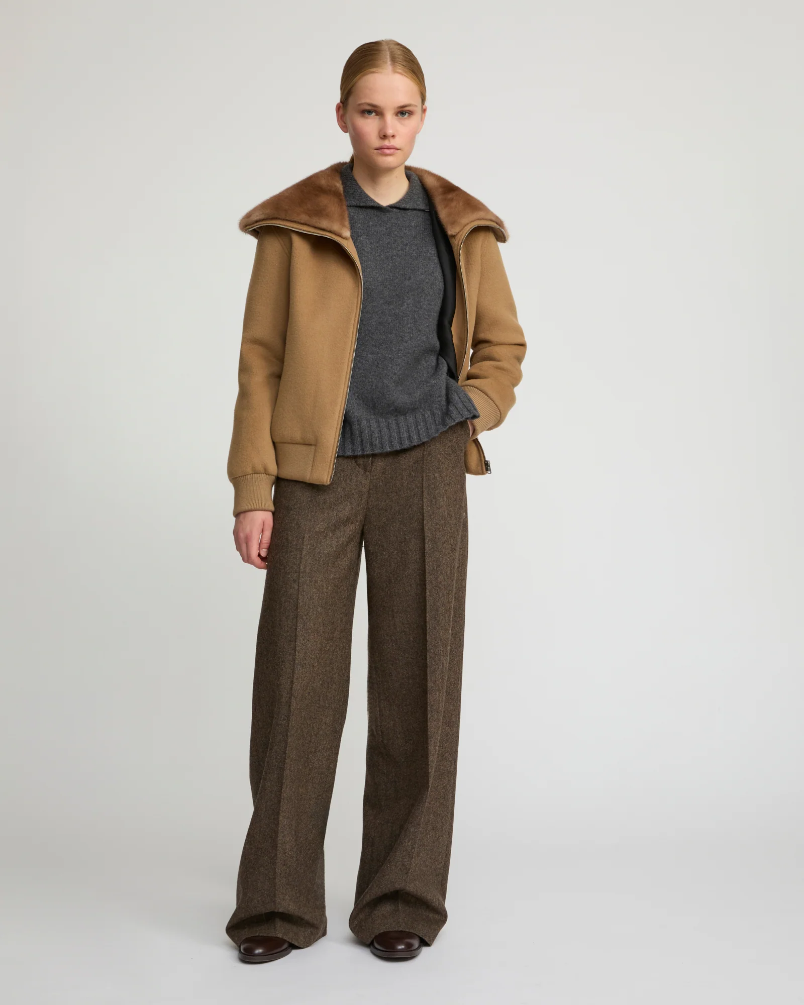 Blouson court en lainage cachemire et col amovible en fourrure de vison - Image 2