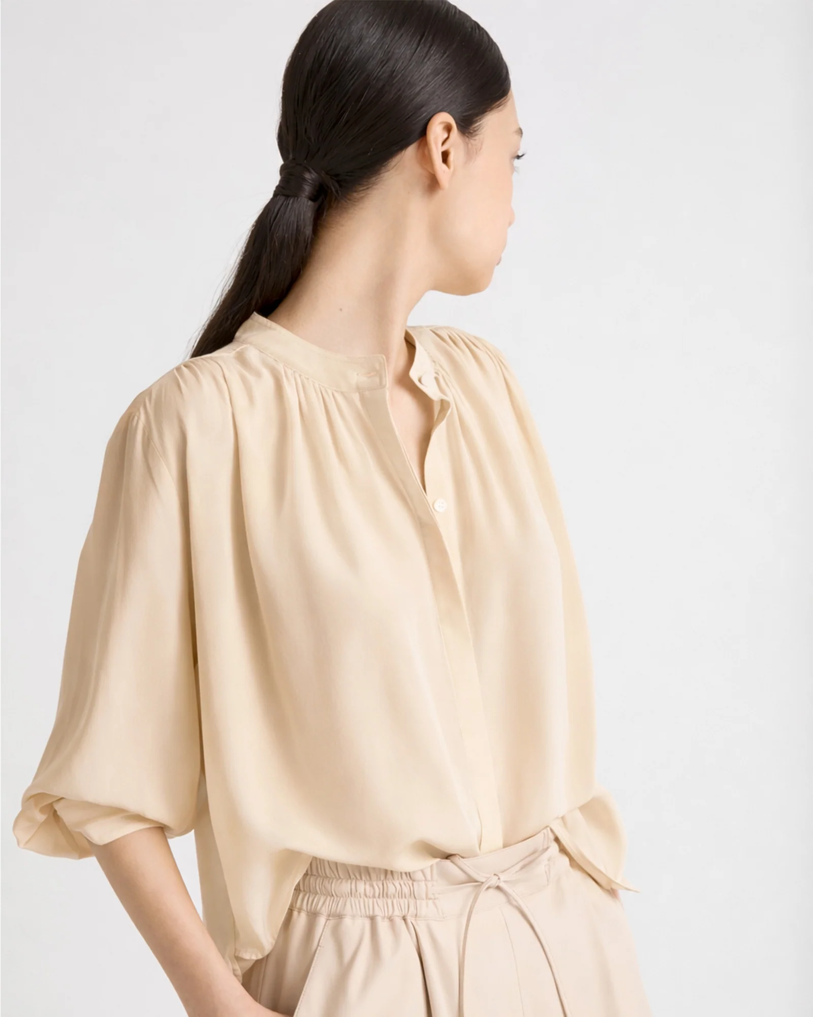 Chemise plissée en crêpe de soie léger