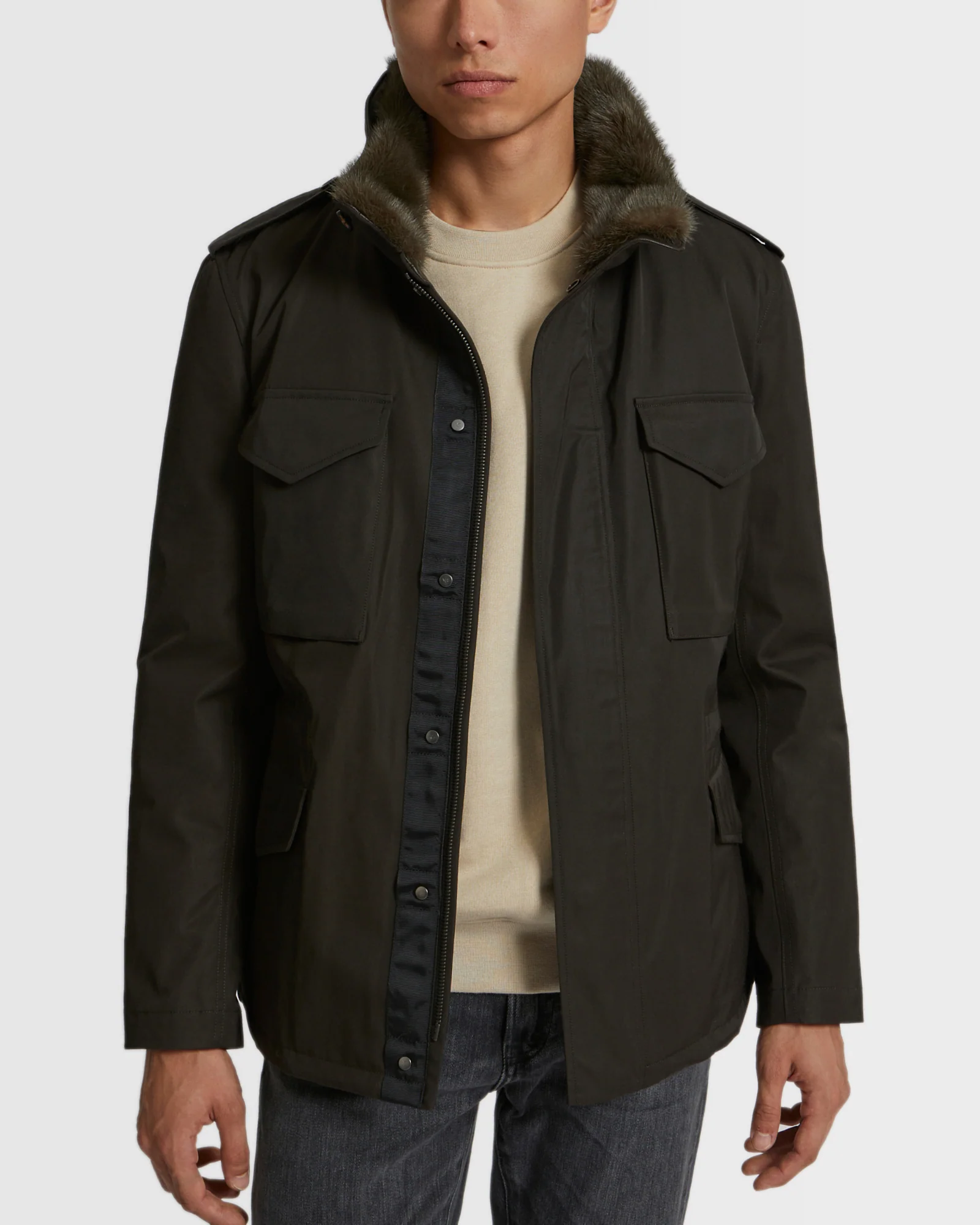 Veste style saharienne en gabardine technique imperméable avec col en fourrure de vison - Image 3