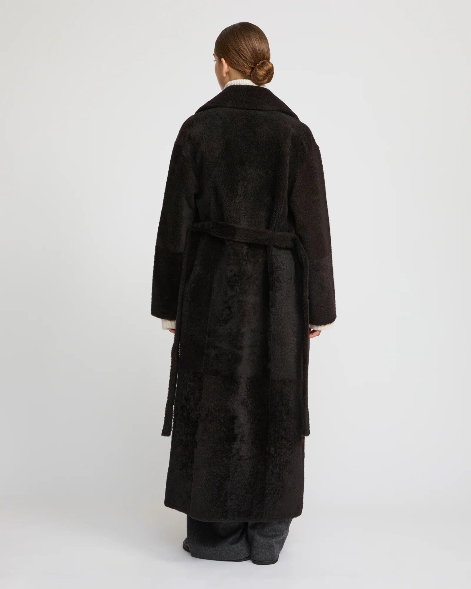 Manteau long à double boutonnage en peau lainée agneau façon astrakan - Image 5