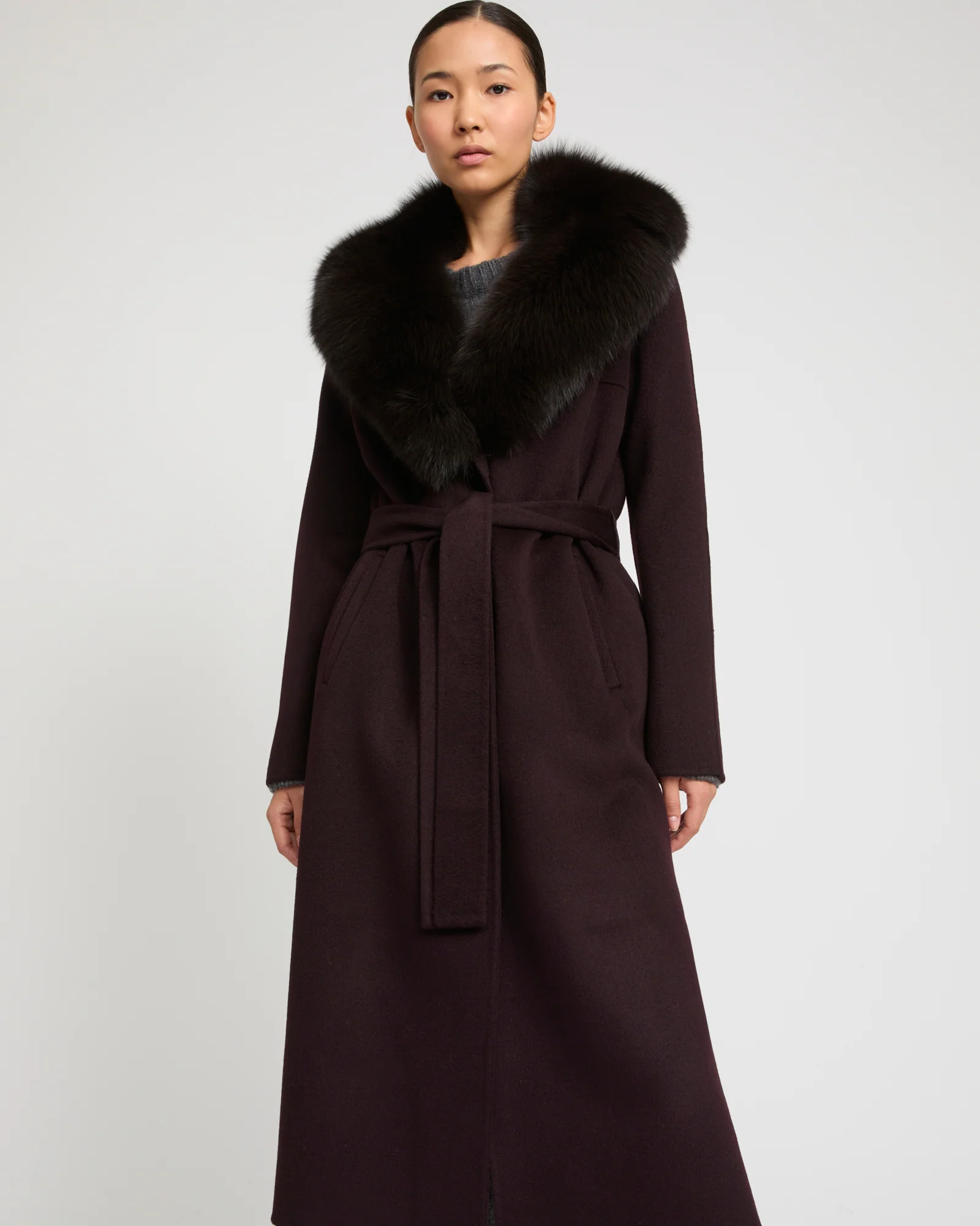 Manteau ceinturé en lainage cachemire avec col en fourrure de renard