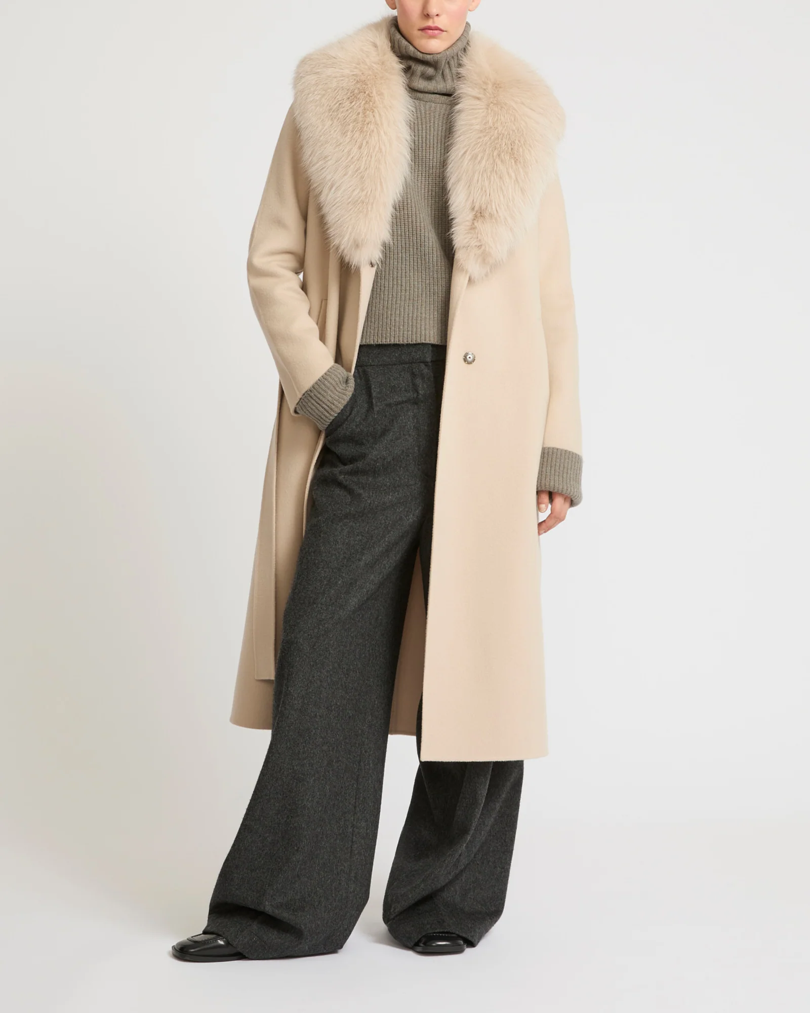 Manteau ceinturé en lainage cachemire avec col en fourrure de renard - Image 3