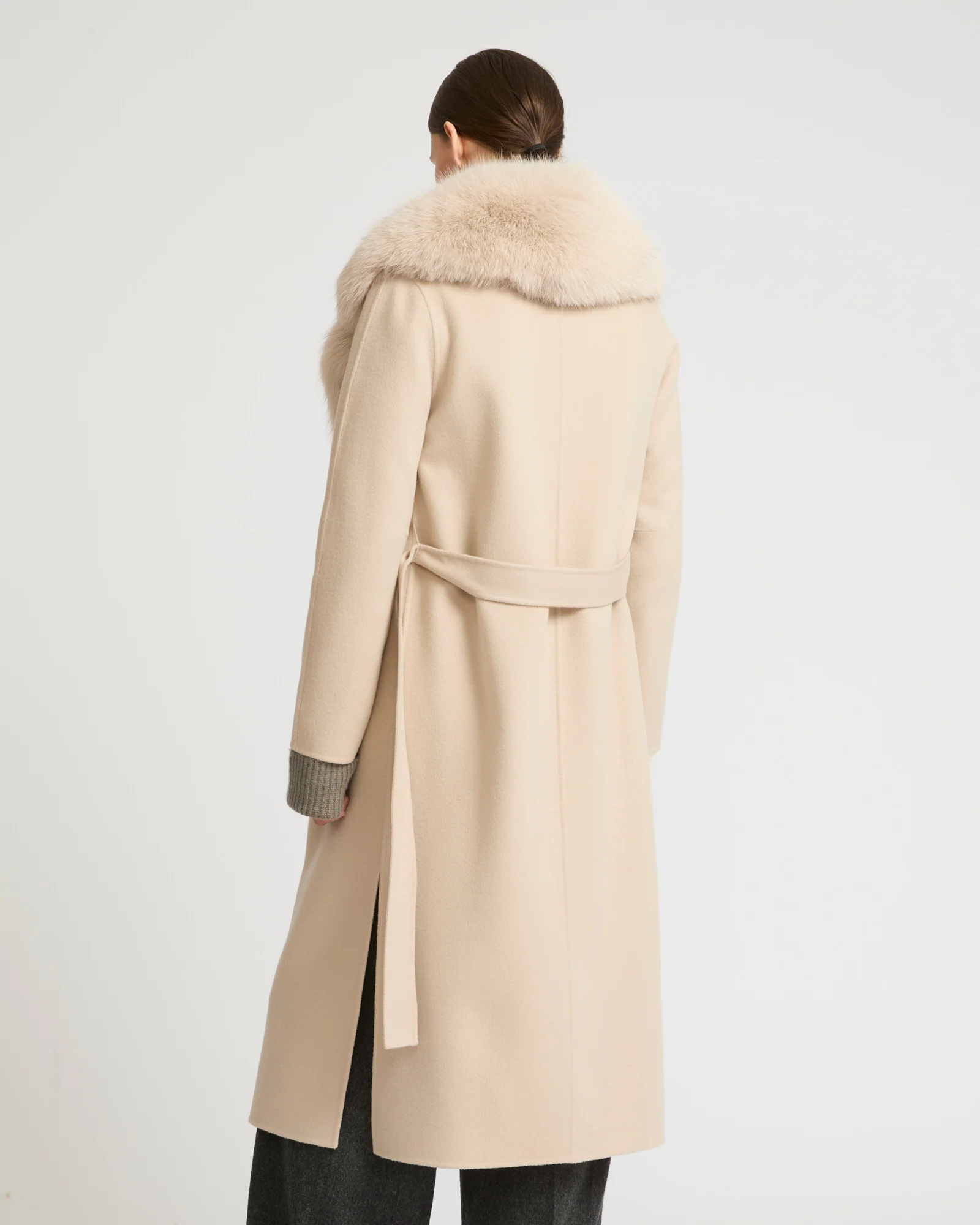 Manteau ceinturé en lainage cachemire avec col en fourrure de renard - Image 4