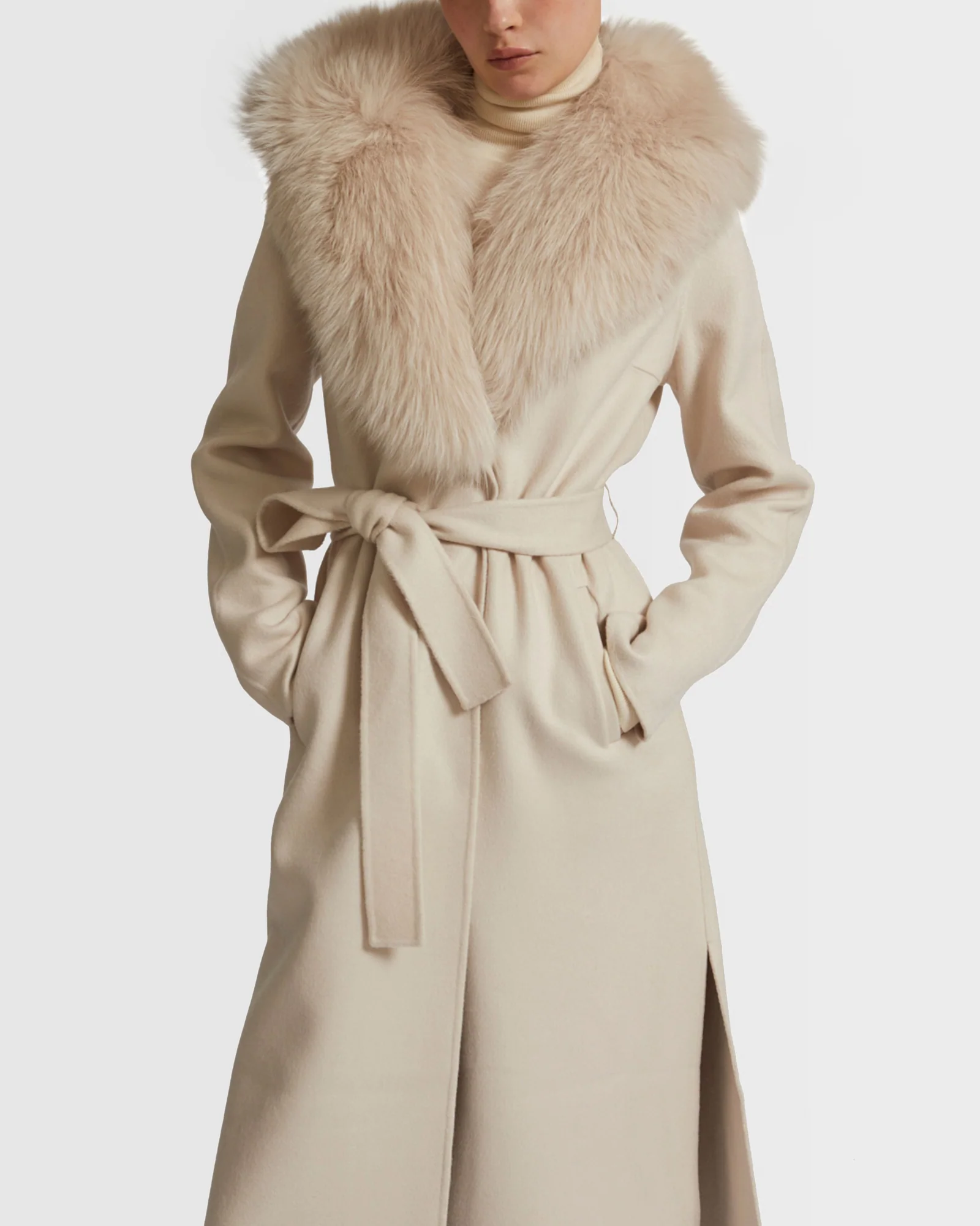 Manteau ceinturé en lainage cachemire avec col en fourrure de renard