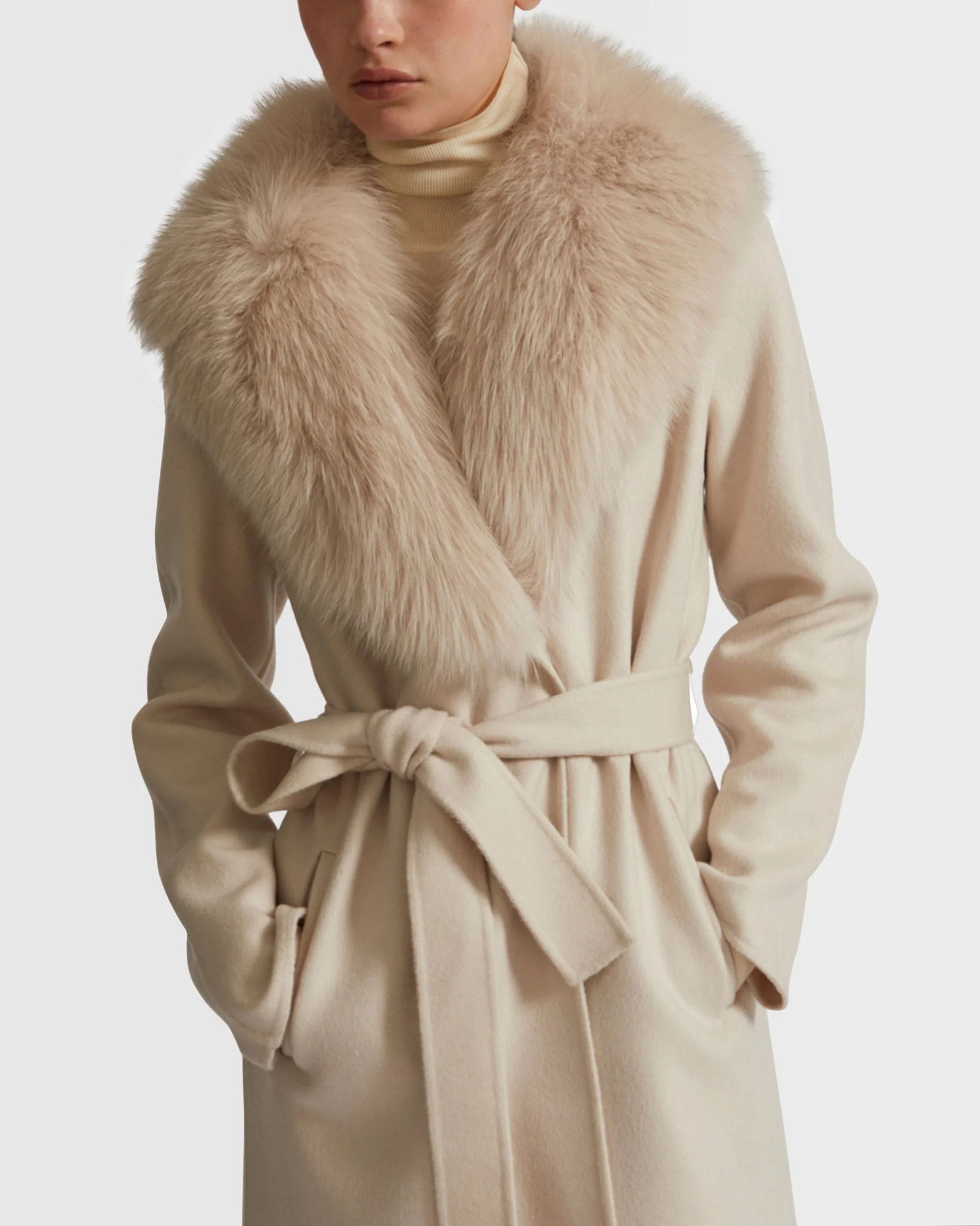 Manteau ceinturé en lainage cachemire avec col en fourrure de renard - Image 3