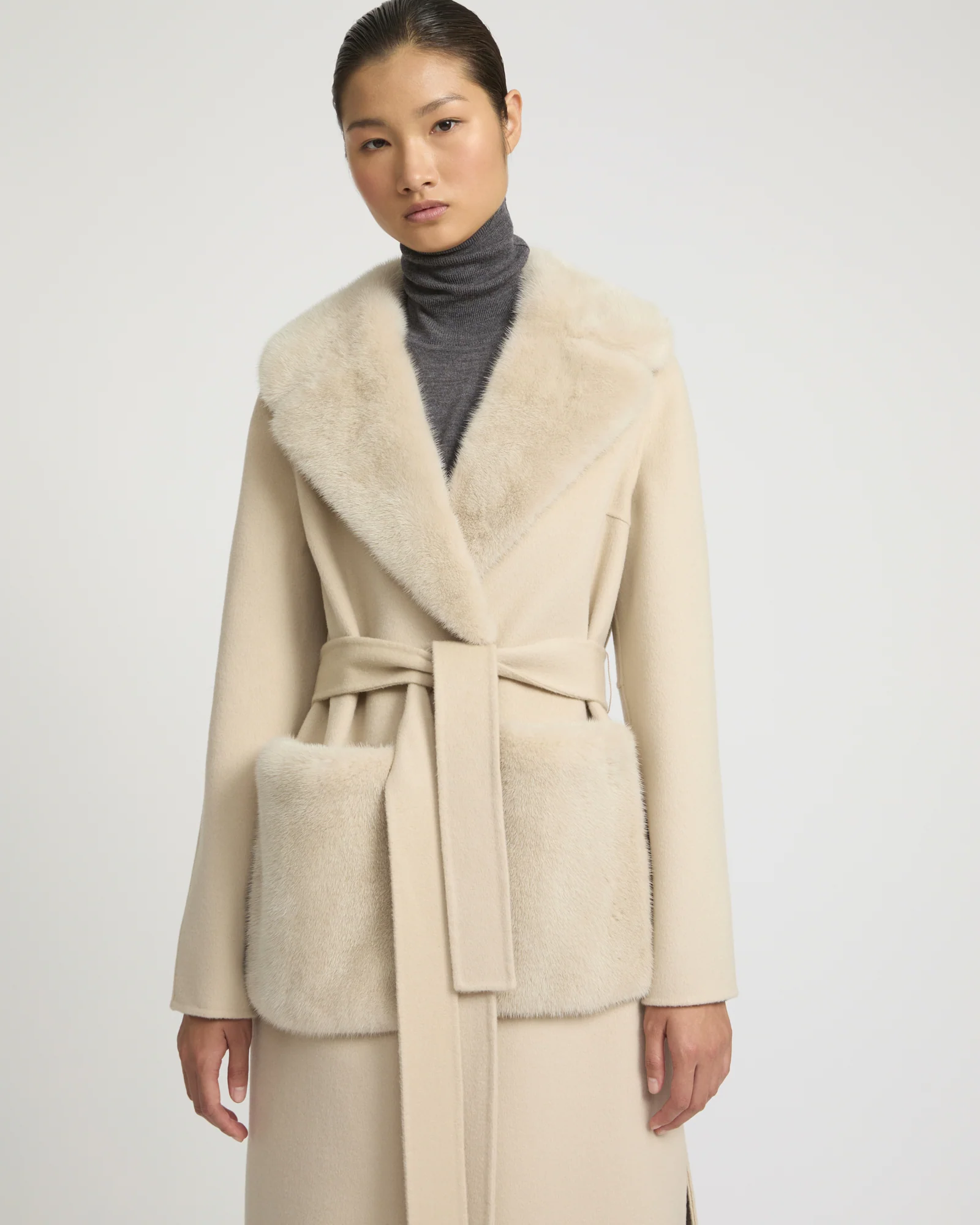 Manteau ceinturé en lainage cachemire avec col et sur-poches en fourrure de vison