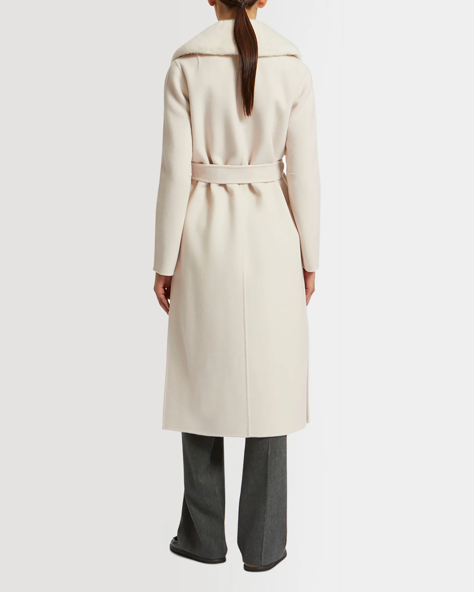 Manteau ceinturé en lainage cachemire avec col et sur-poches en fourrure de vison - Image 4