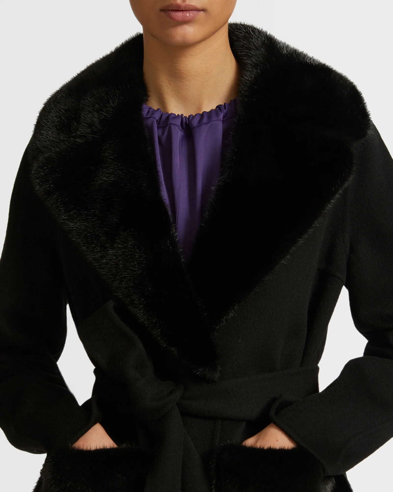 Manteau ceinturé en lainage cachemire avec col et sur-poches en fourrure de vison - Image 4