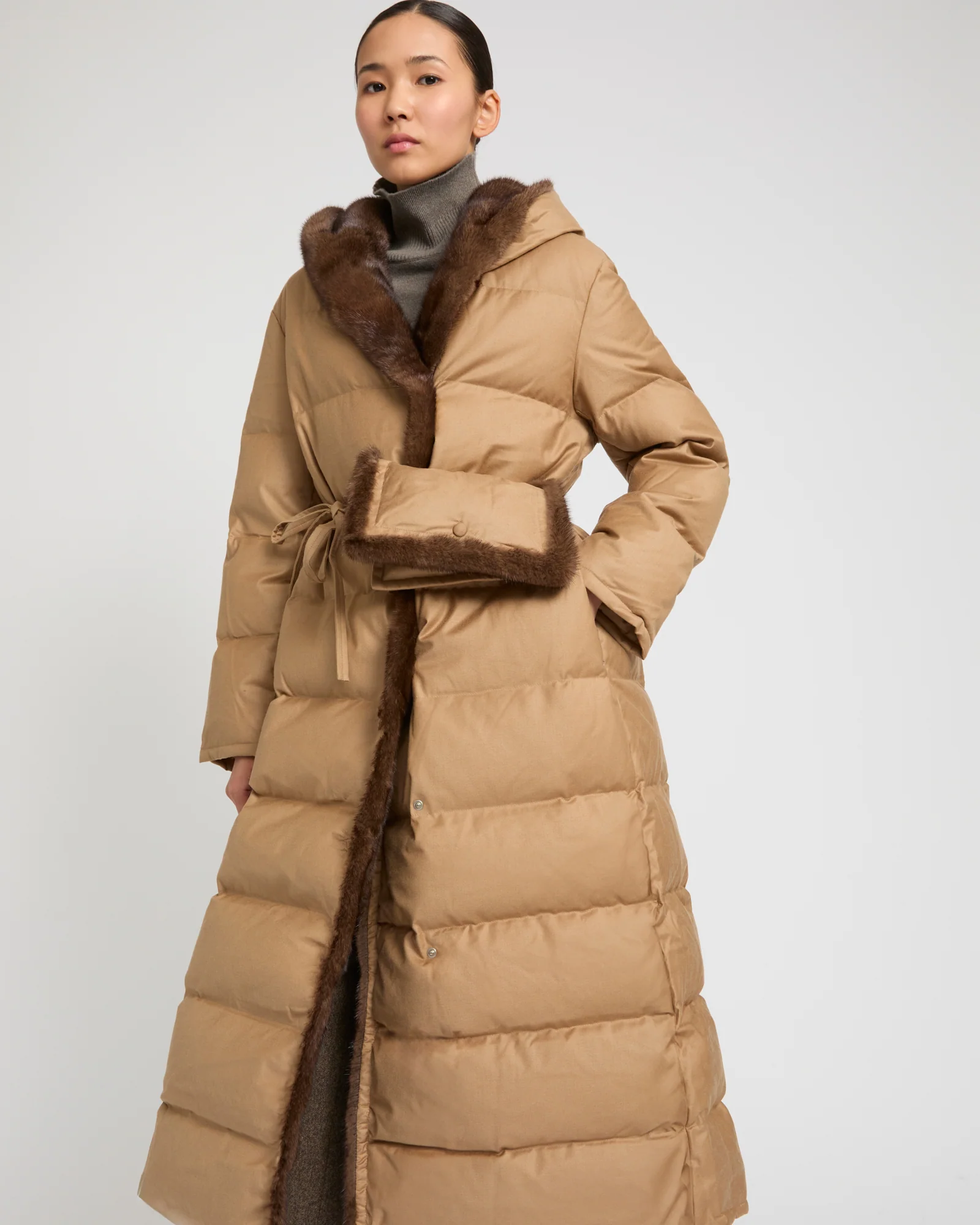 Manteau doudoune long ceinturé en tissu flanelle Loro Piana et fourrure de vison