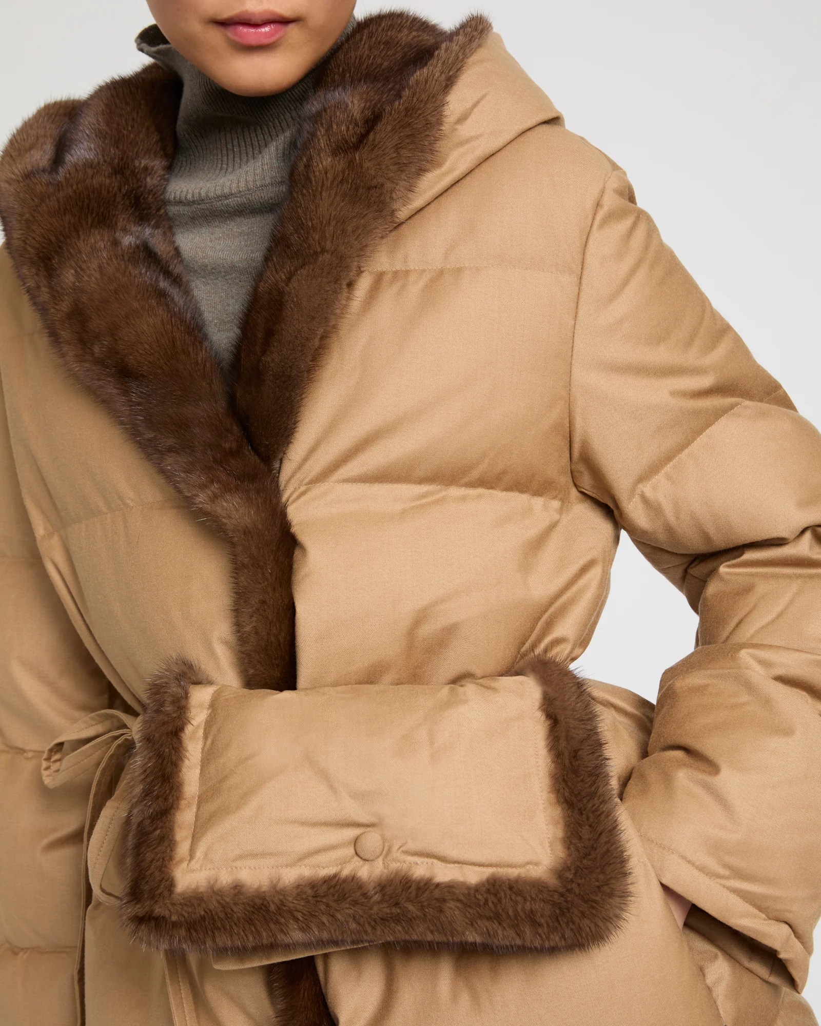 Manteau doudoune long ceinturé en tissu flanelle Loro Piana et fourrure de vison - Image 2