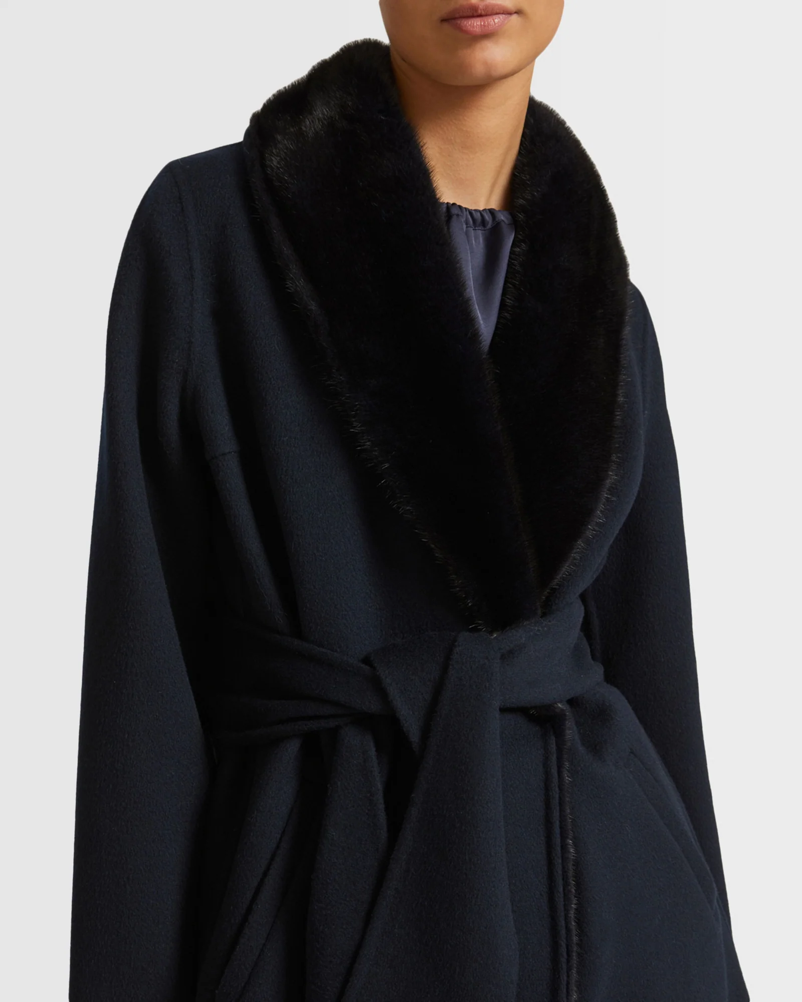 Manteau en lainage cachemire avec col et fourrure de vison - Image 3