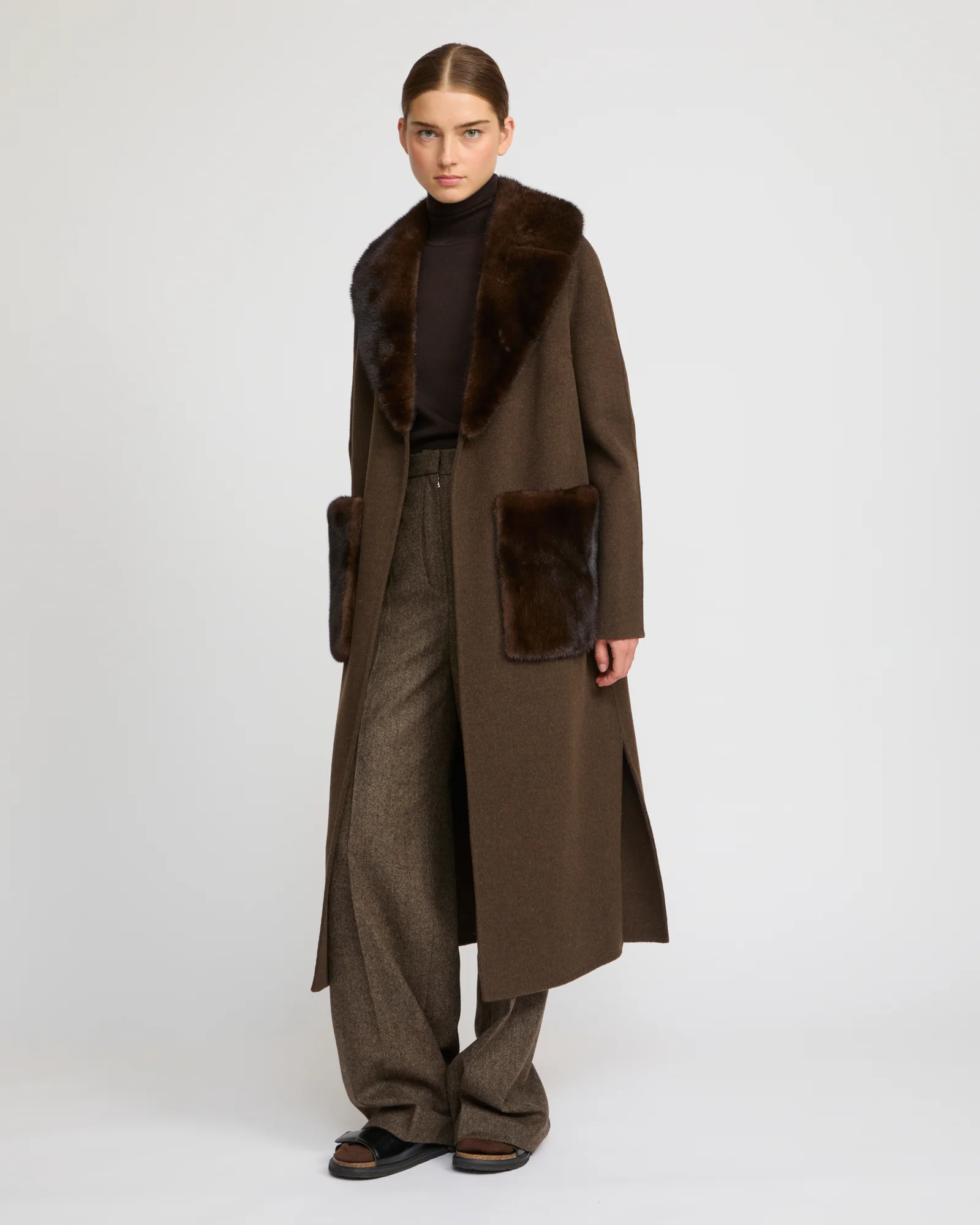 Manteau ceinturé en lainage cachemire avec col et sur-poches en fourrure de vison - Image 2