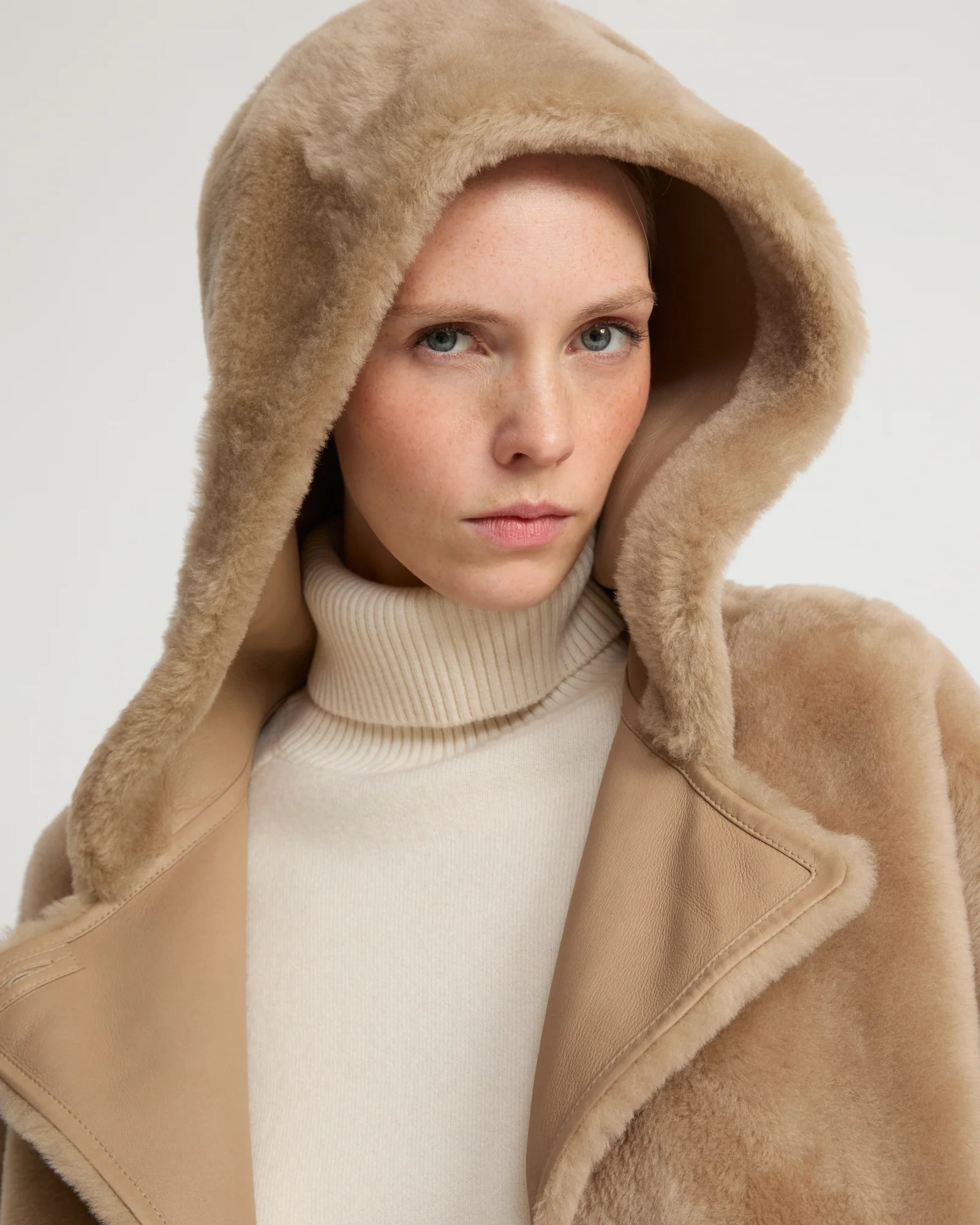 Manteau long à capuche en peau lainée d'agneau - Image 3