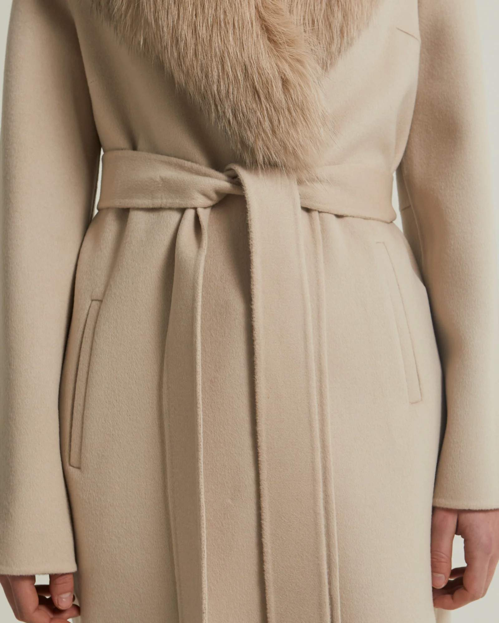 Manteau long en lainage cachemire et col en fourrure de renard - Image 5