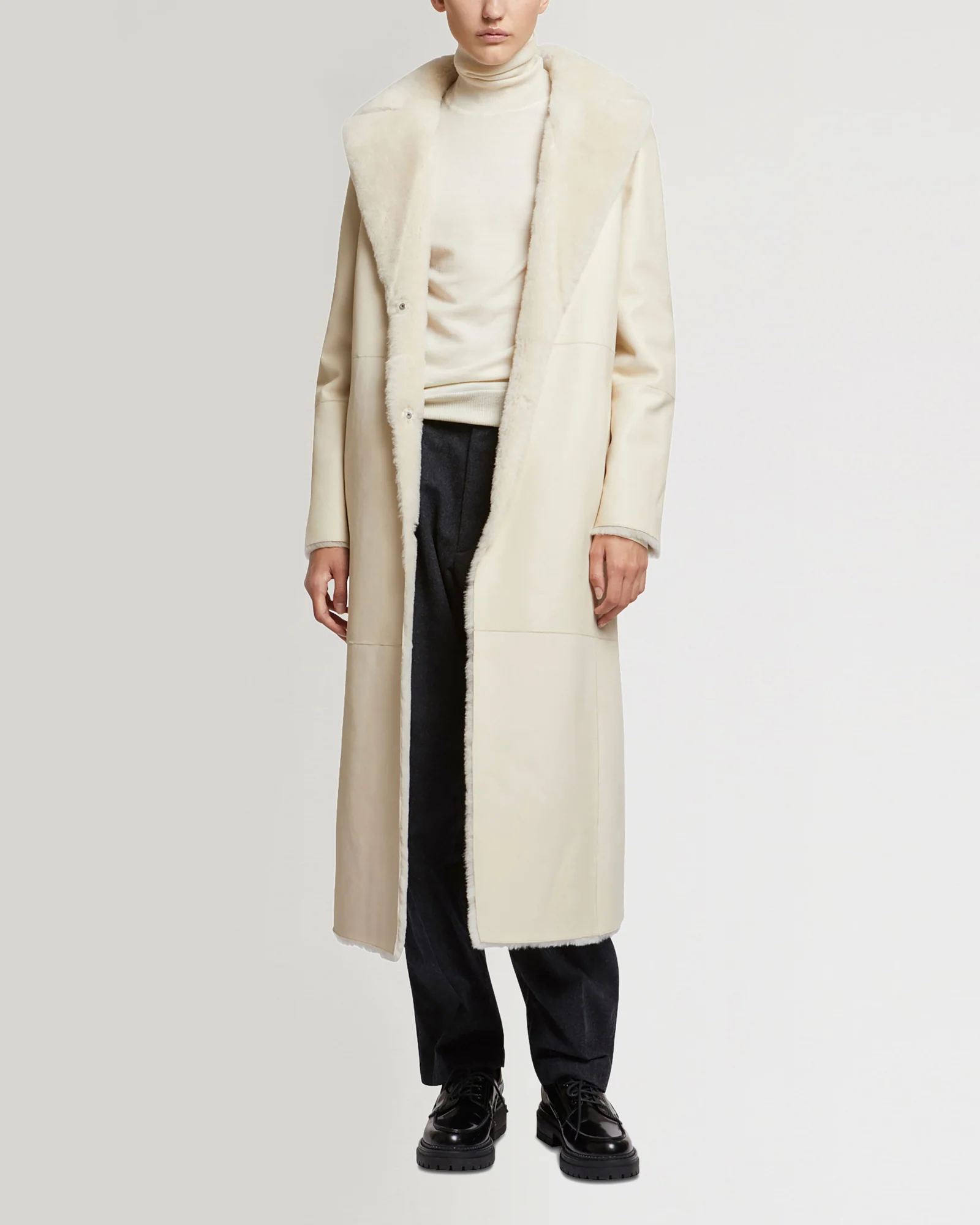 Manteau long ceinturé en peau lainée réversible - Image 3