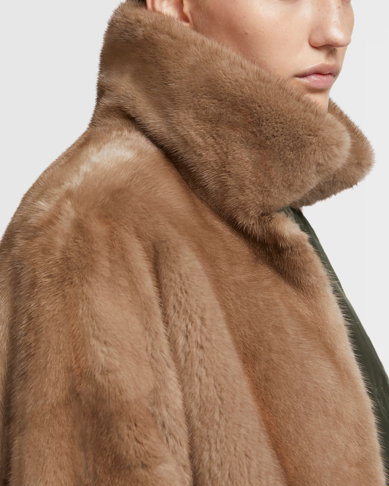 Parka à col en tissu technique réversible en fourrure de vison - Image 5