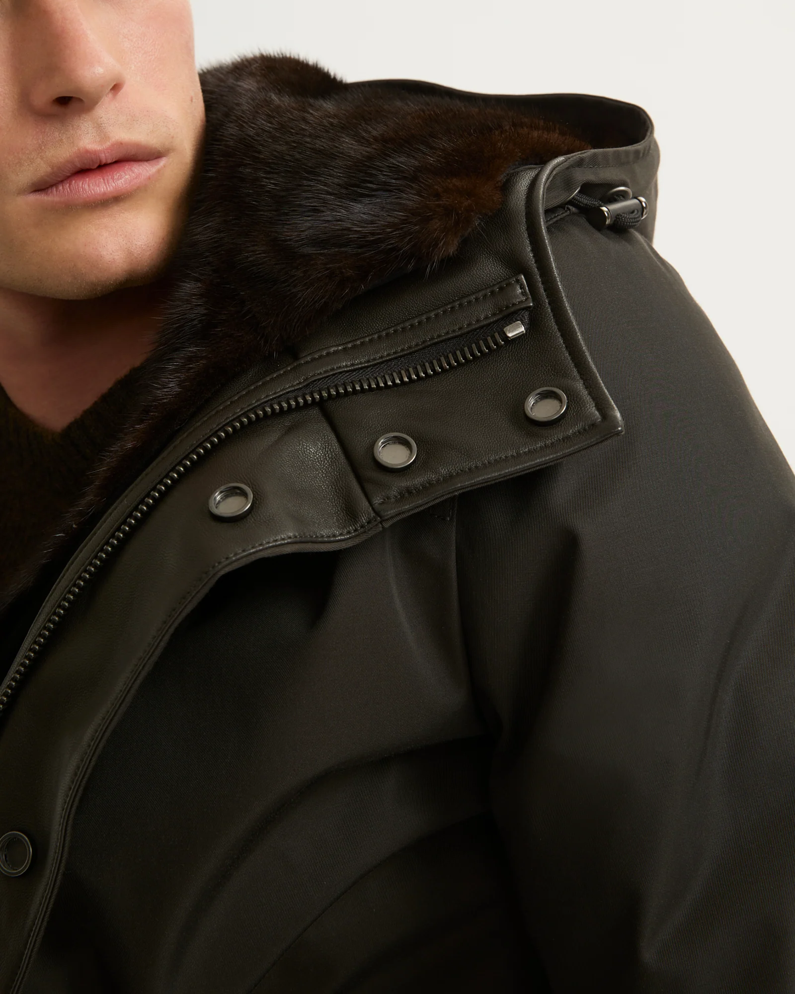 Parka fittée en gabardine technique imperméable et fourrure de vison - Image 3