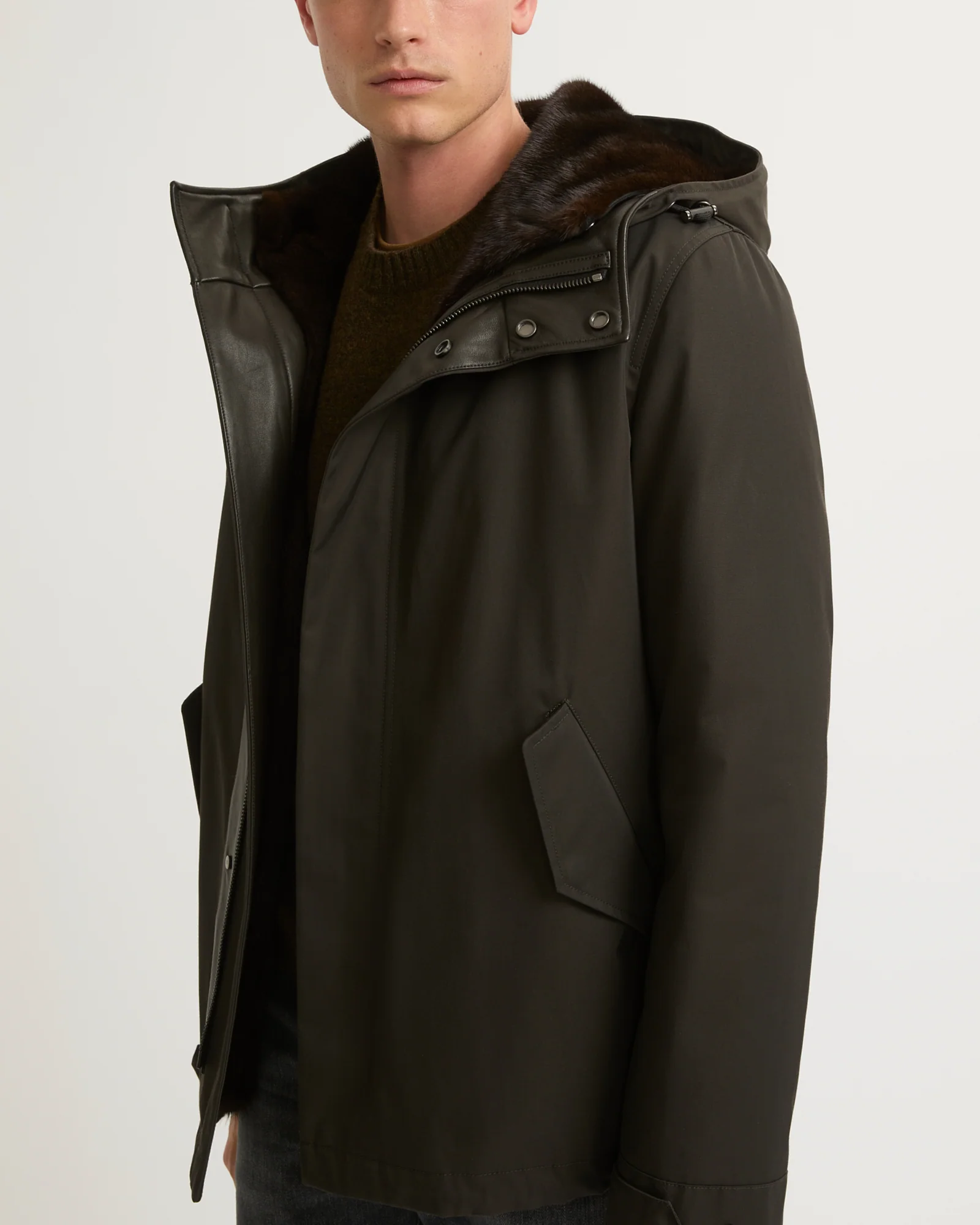 Parka fittée en gabardine technique imperméable et fourrure de vison - Image 4