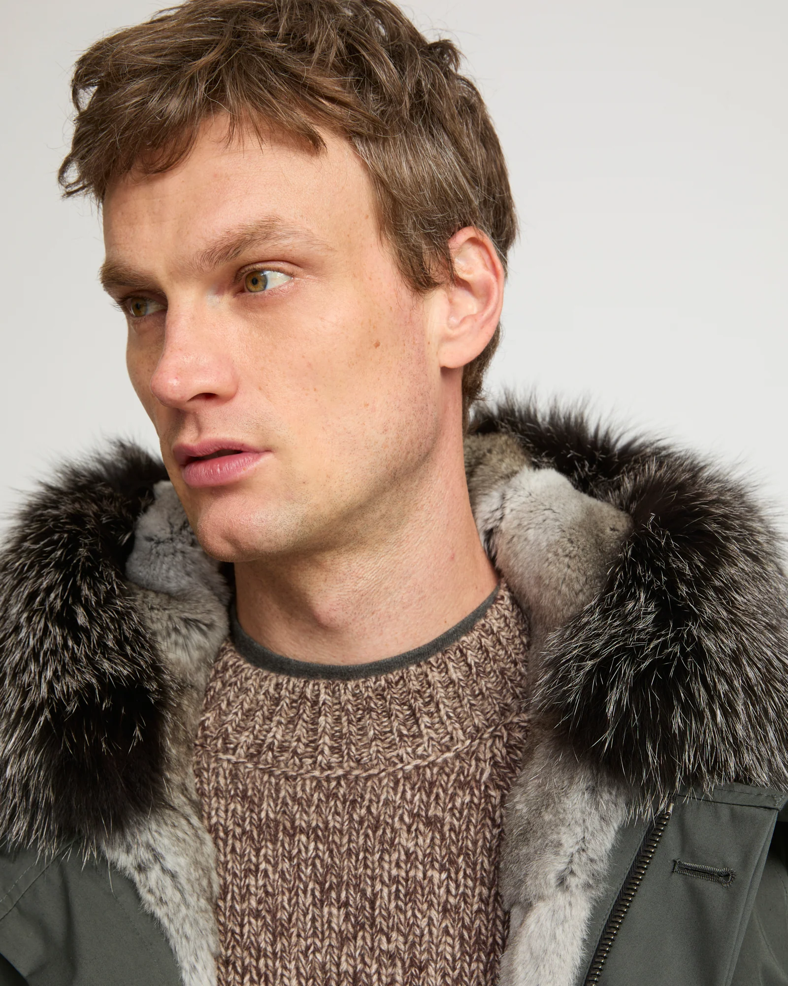 Parka iconique courte en coton mélangé imperméable avec fourrure de renard et lapin - Image 3
