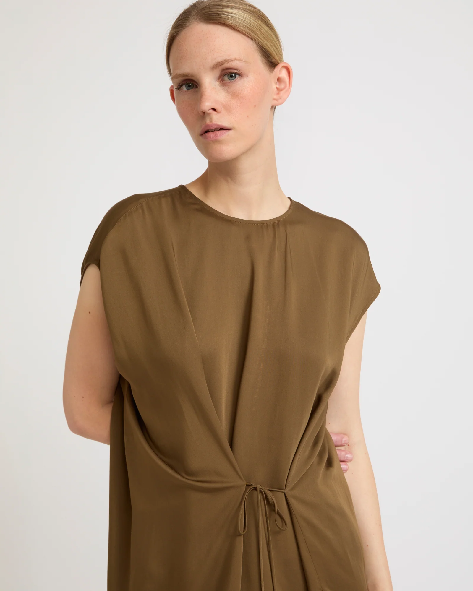 Robe asymétrique modulable en satin - Image 2