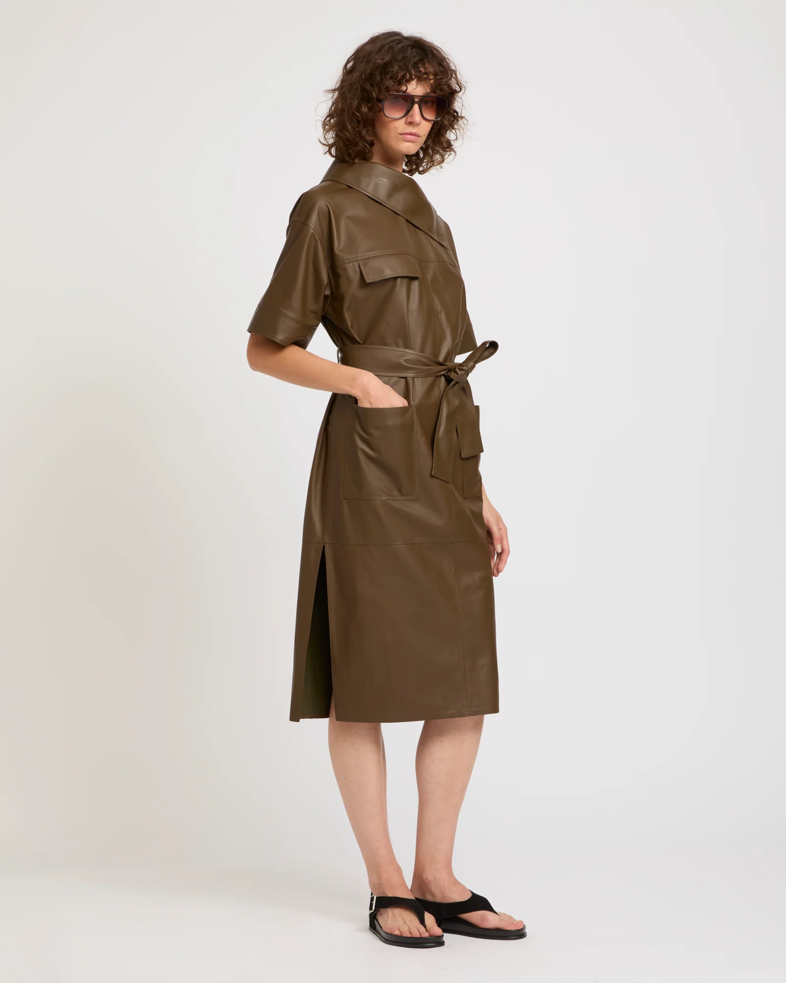 Robe ceinturée à col asymétrique en cuir