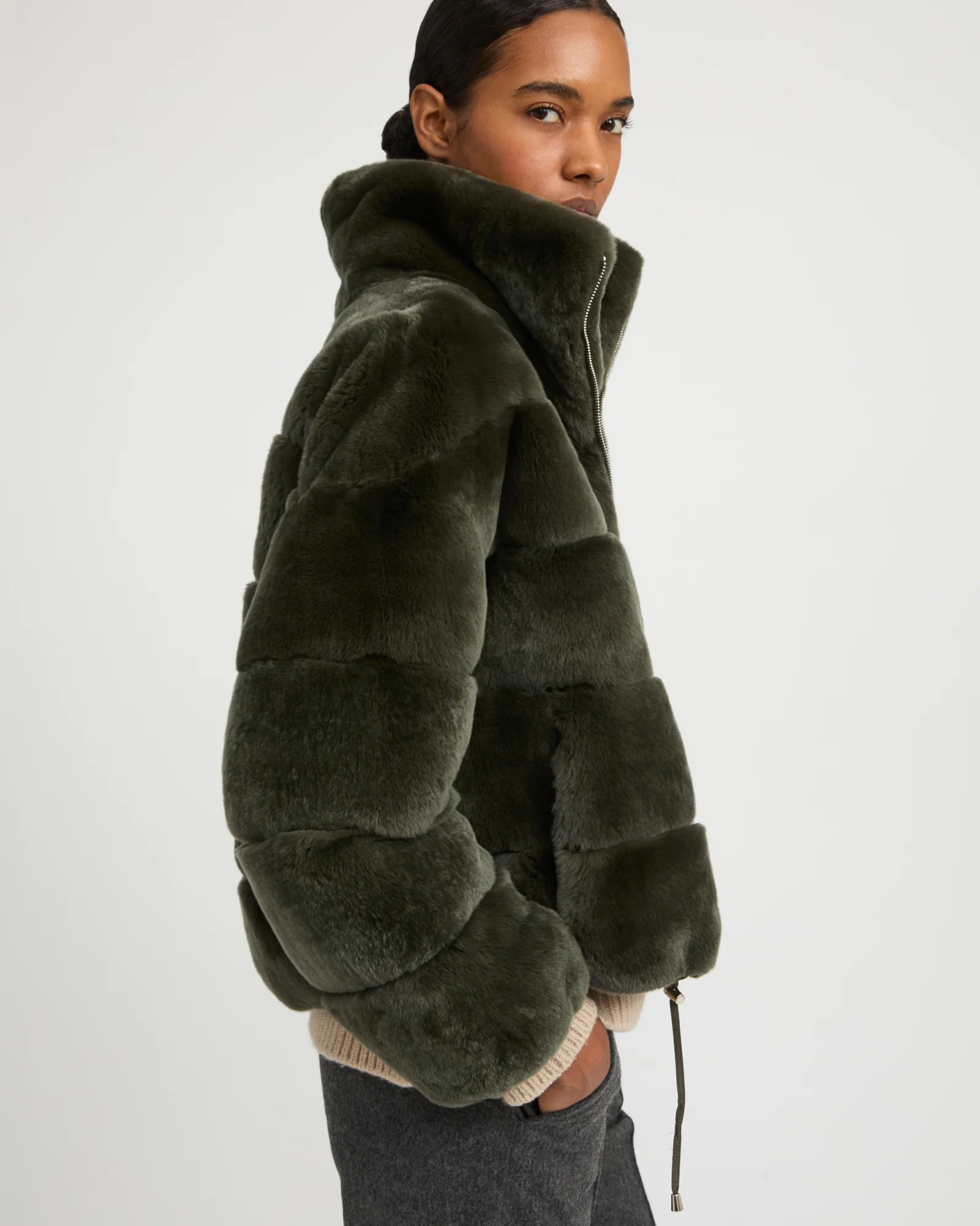 Veste boxy en fourrure de lapin rex réversible et tissu technique - Image 2