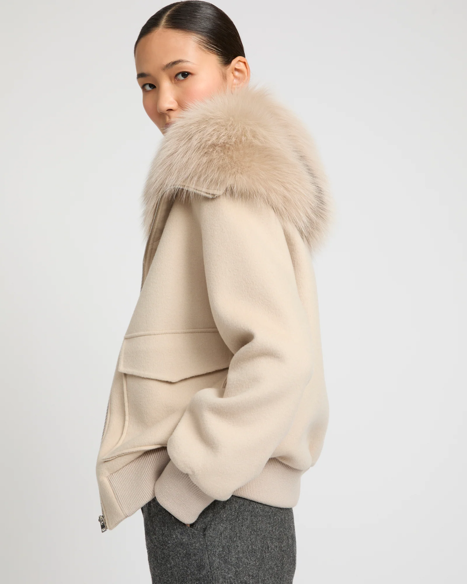 Veste courte en lainage cachemire avec col en fourrure de renard - Image 3
