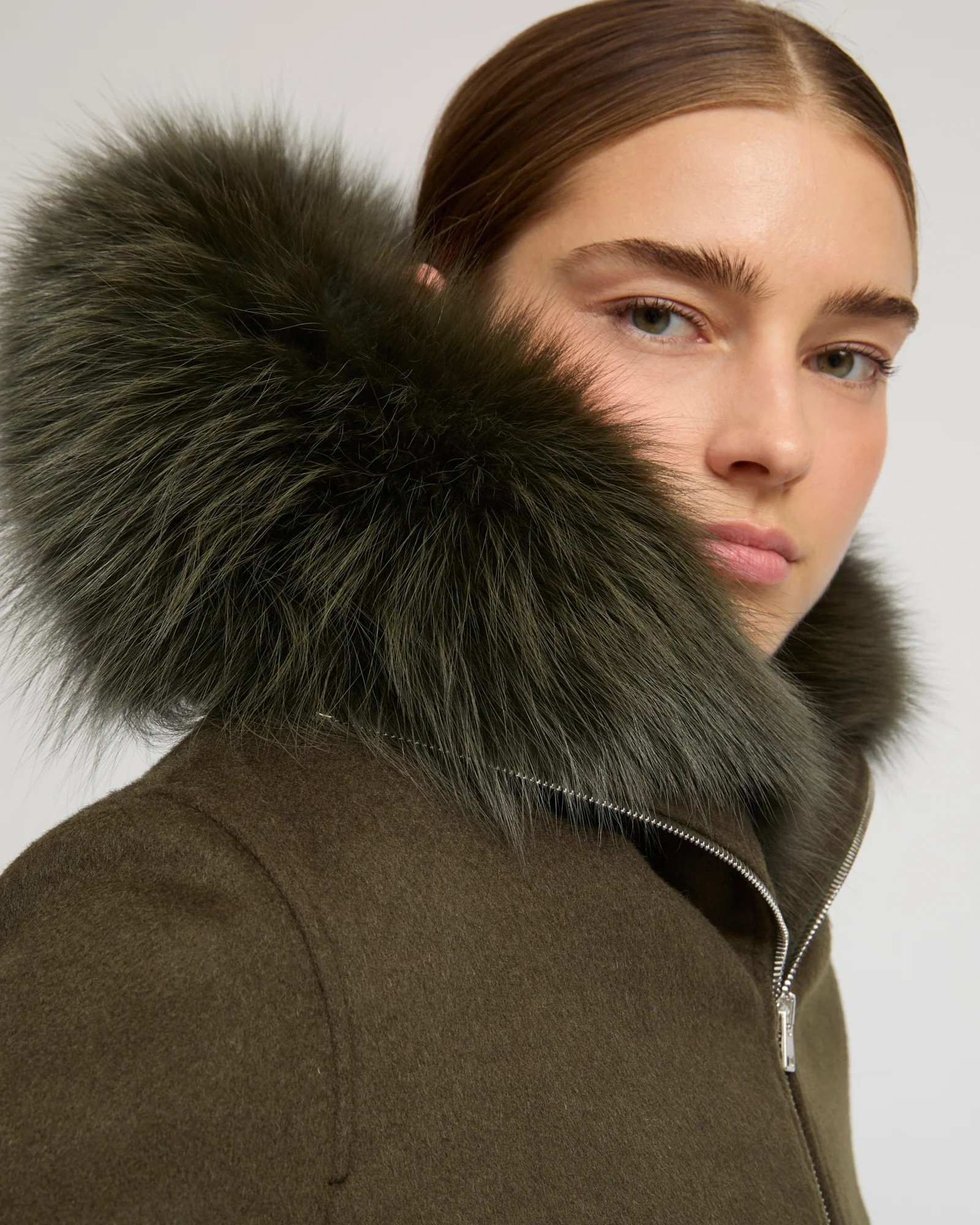 Veste courte en lainage cachemire avec col en fourrure de renard - Image 3
