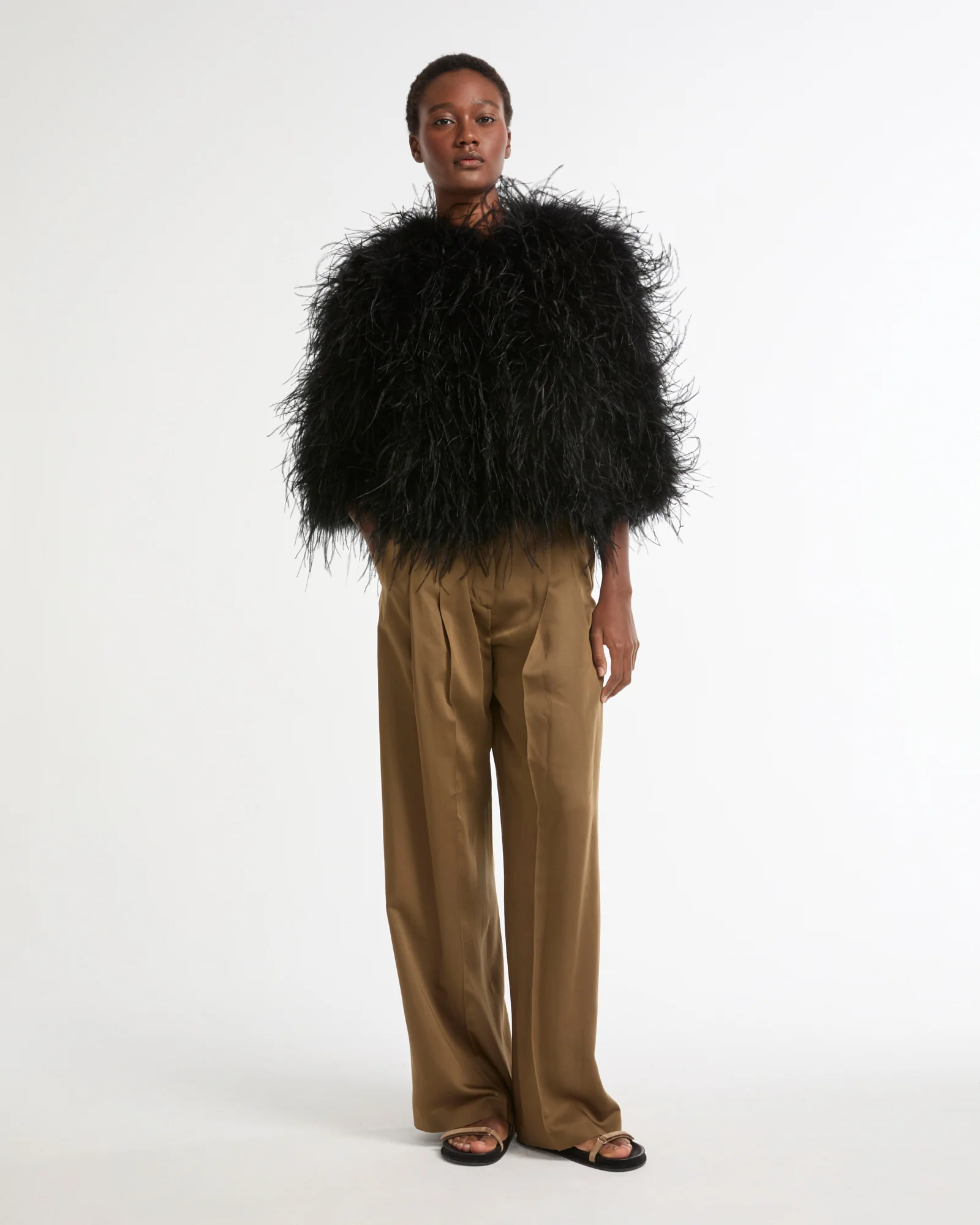 Veste courte en plumes d'autruche