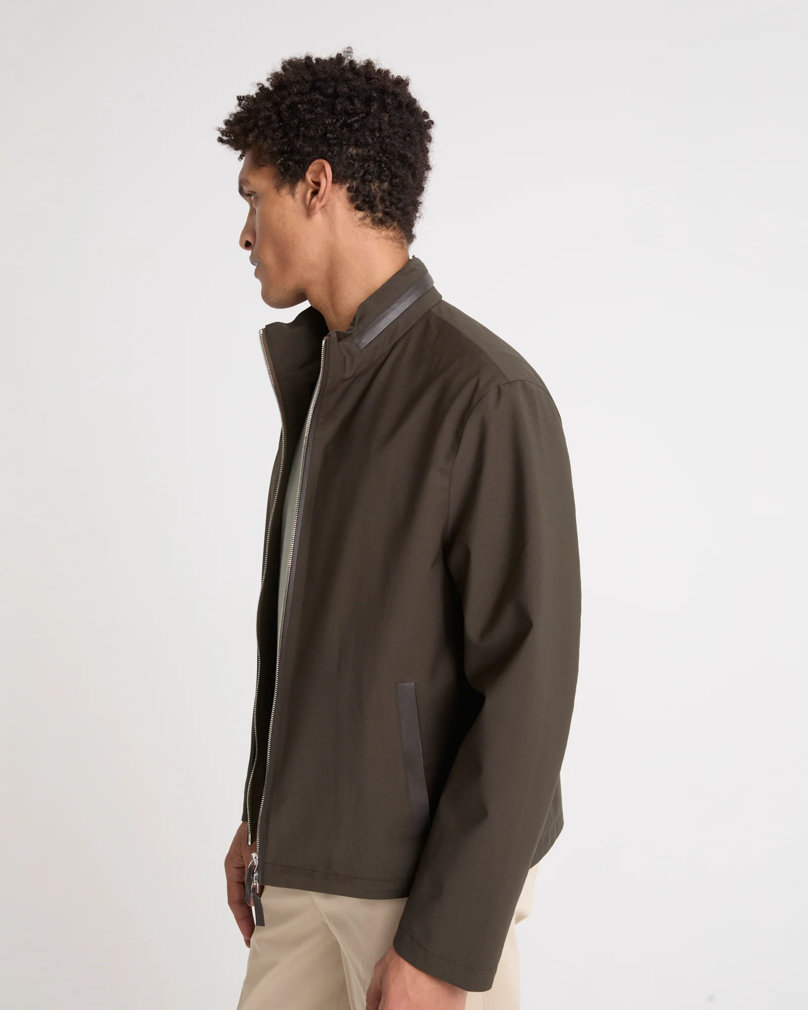 Veste imperméable en jersey avec détails en cuir et capuche - Image 3