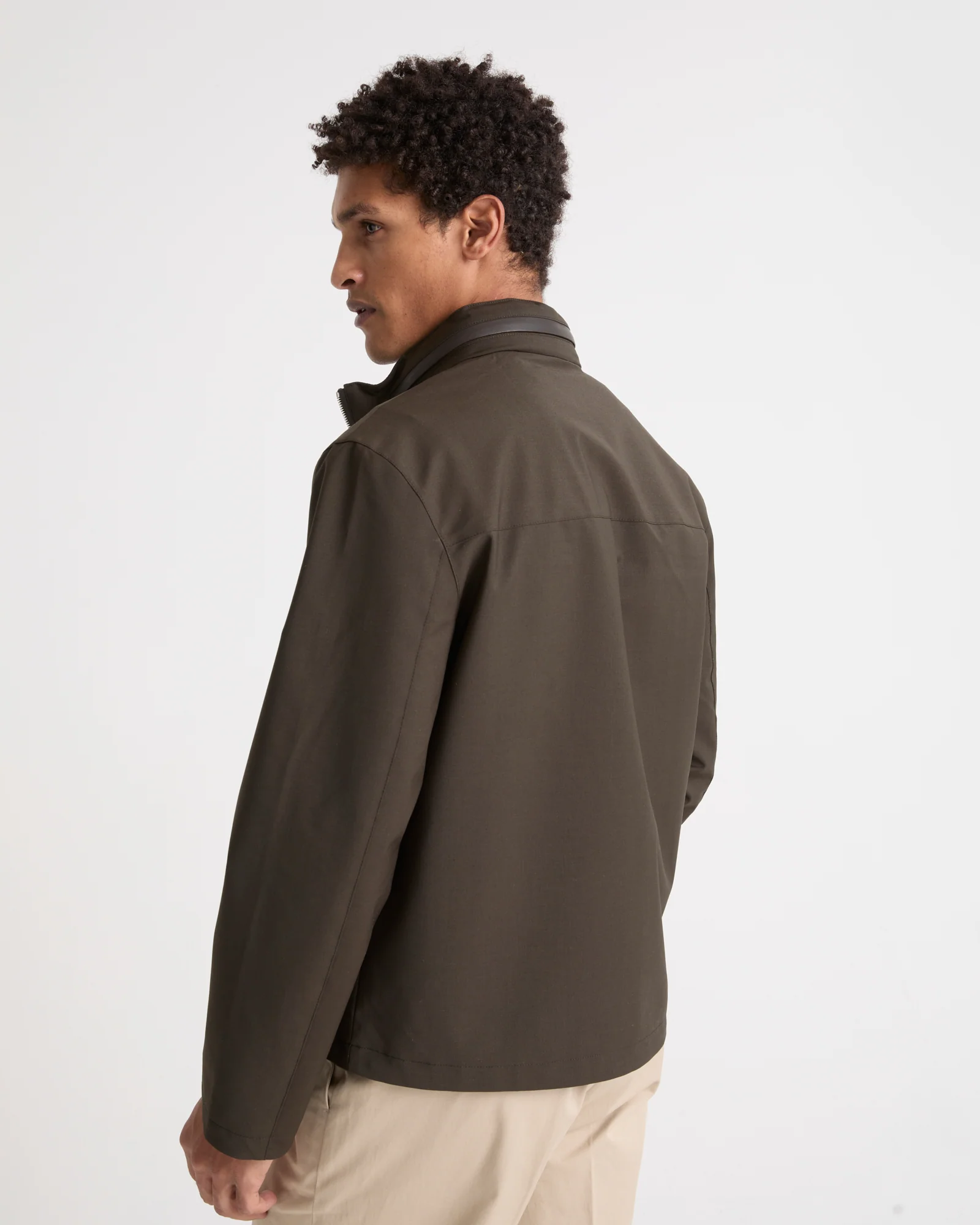 Veste imperméable en jersey avec détails en cuir et capuche - Image 4