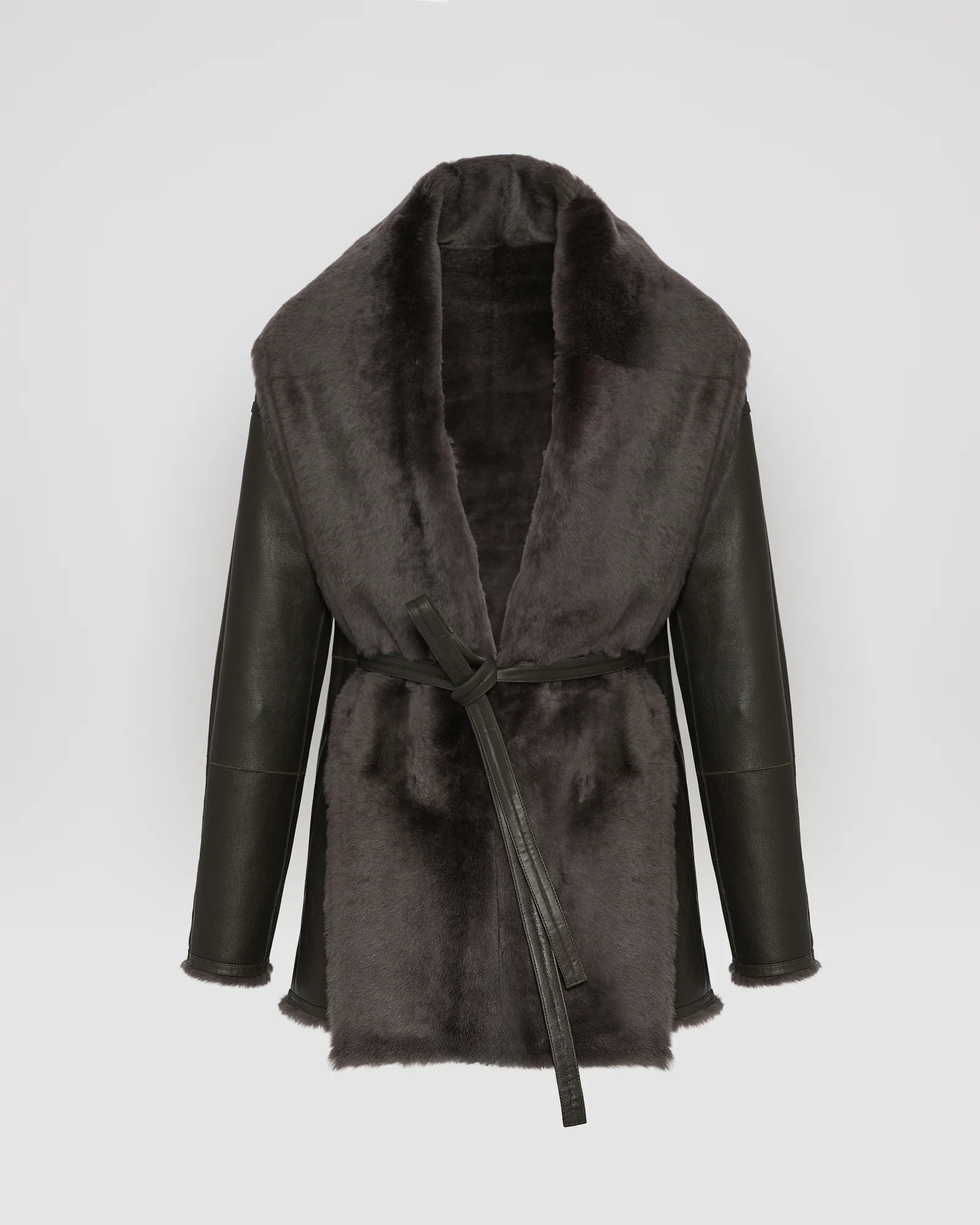 Veste longue drapée en peau lainée d'agneau - Image 5