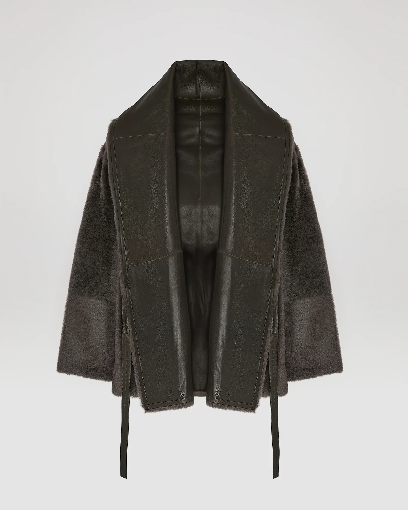 Veste longue drapée en peau lainée d'agneau - Image 6